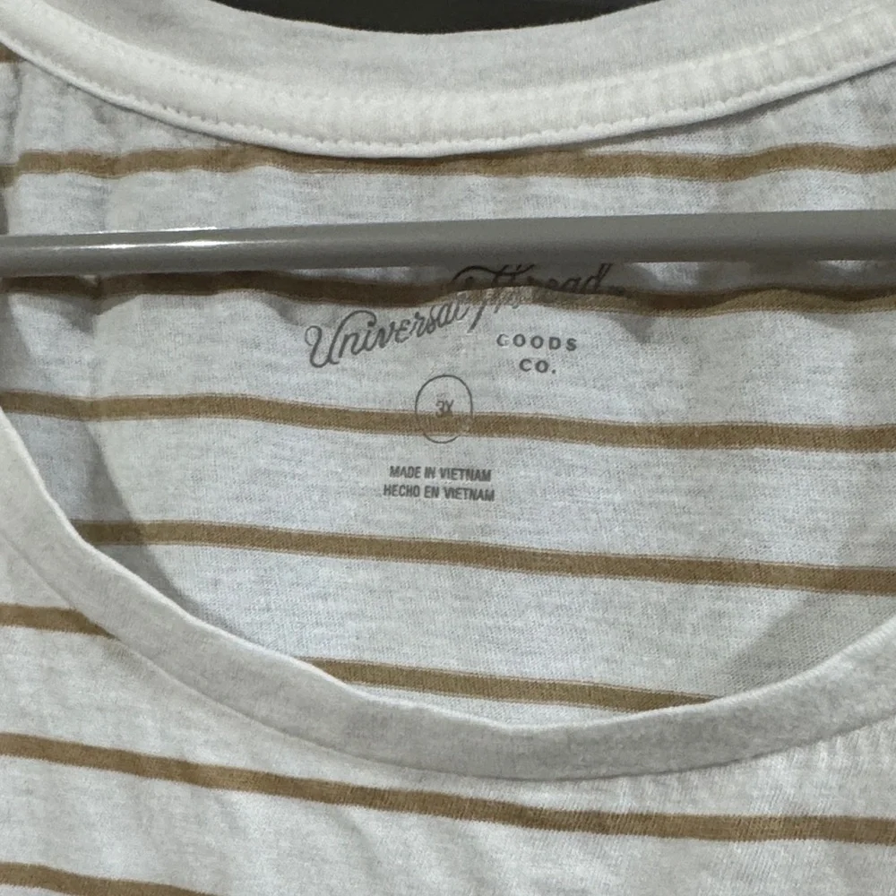 🍗 3x Universal Thread Beige and White Striped Tee - Picture 3 of 3